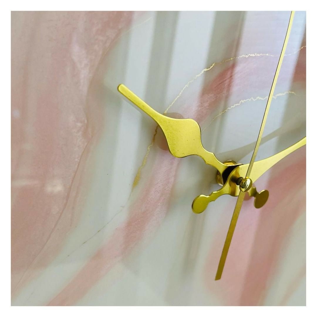 ساعة حائط فاخرة من الريزن - تصميم رخام أبيض وذهبي مع لمسات وردية - Mallqaatcady shop
